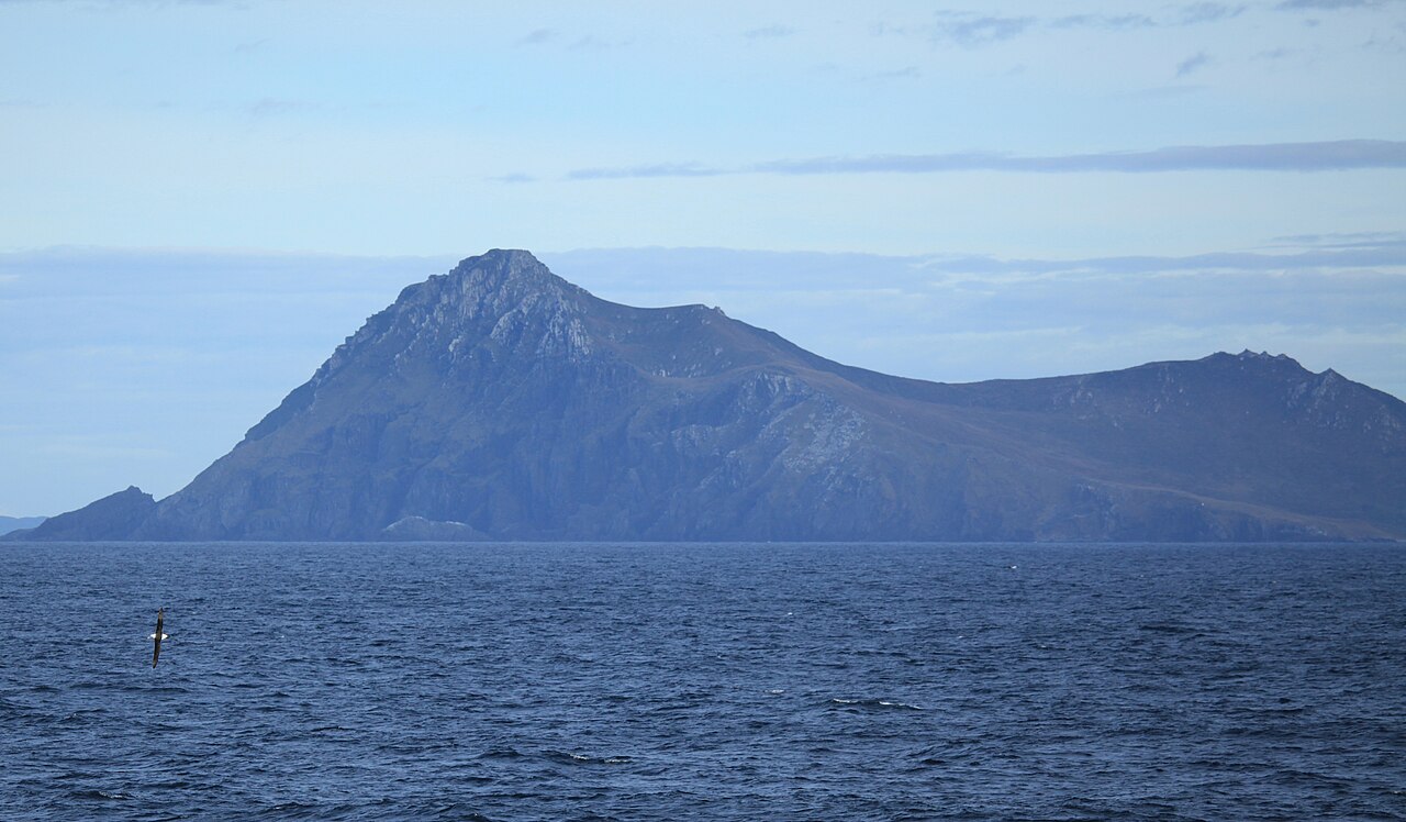 Kap Horn und ein Albatros über dem Ozean