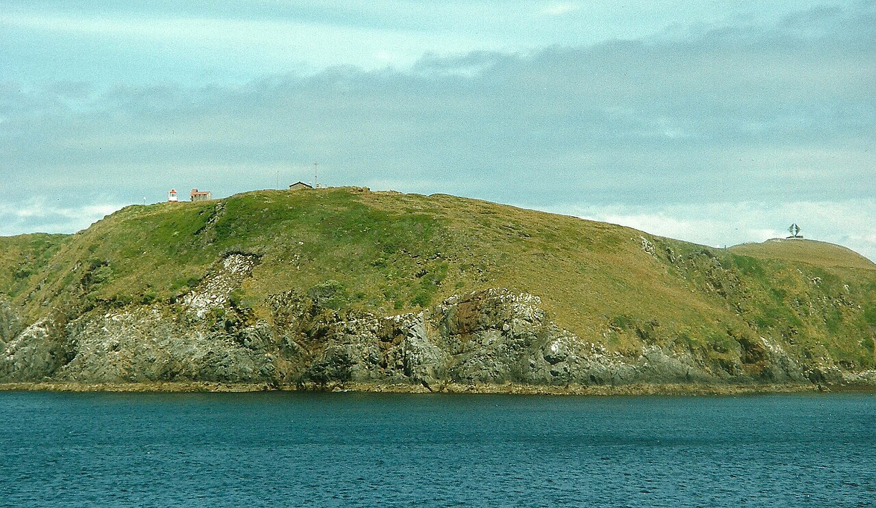 Costa rocosa de isla Hornos, con el faro y el monumento al albatros visibles en 1994