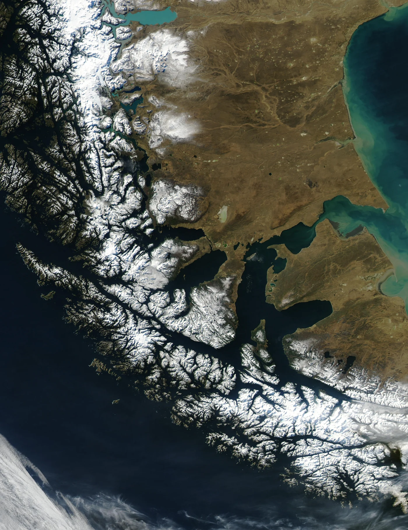 Imagen satelital del Estrecho de Magallanes, la Patagonia continental y Tierra del Fuego