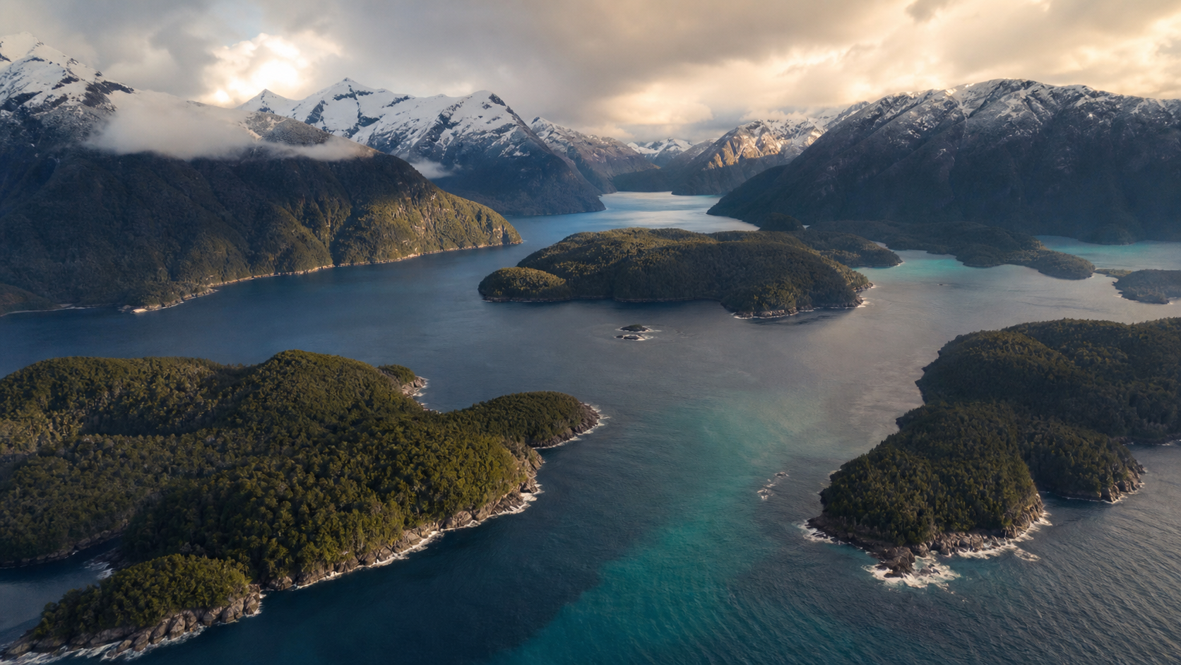 Vista aérea de canales e islas de la Patagonia occidental
