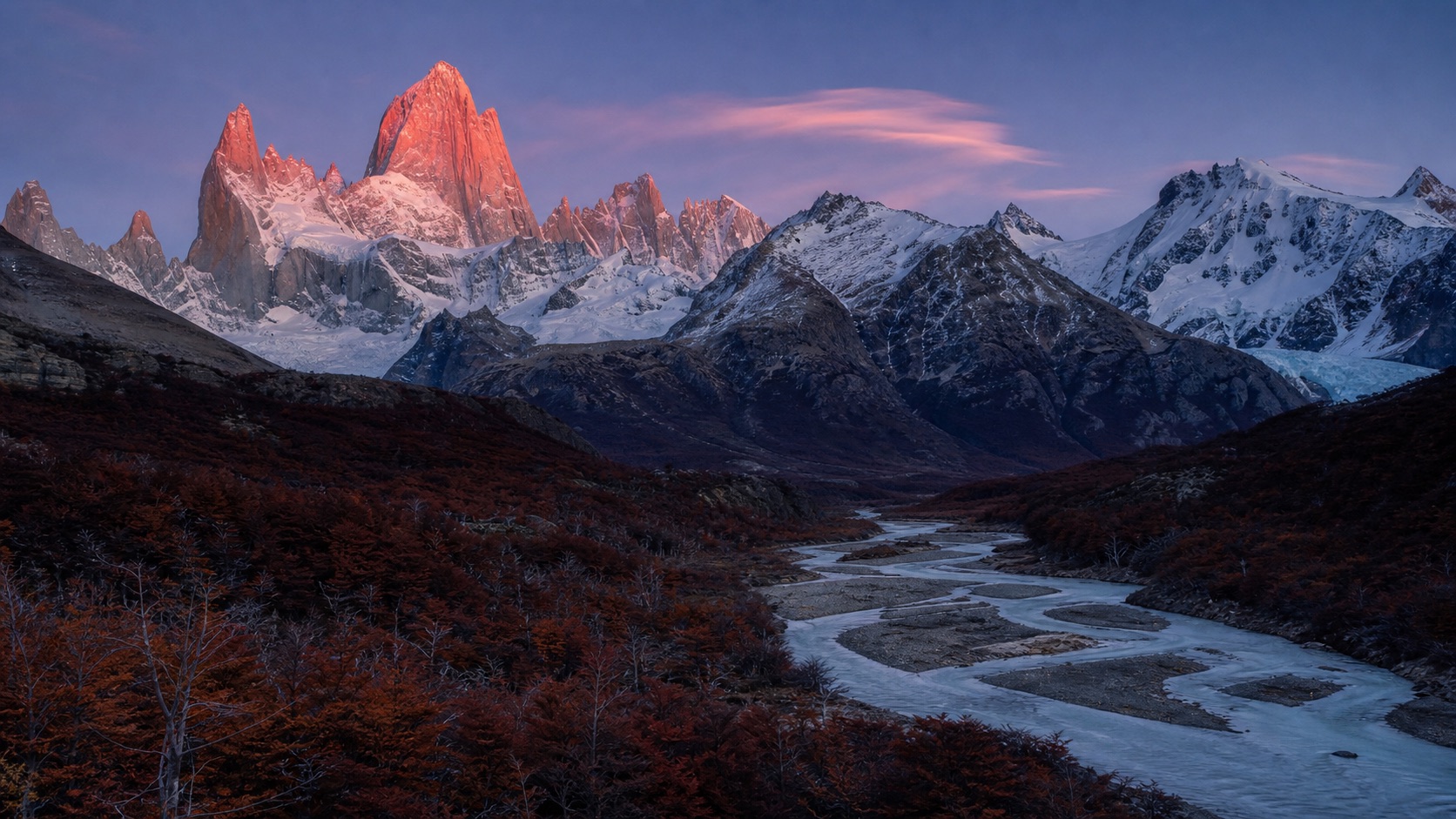 Fitz Roy al amanecer sobre un valle de lengas y un río glacial