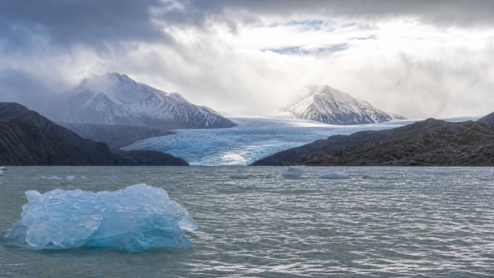 Glaciar Grey visto desde el lago con témpanos en primer plano