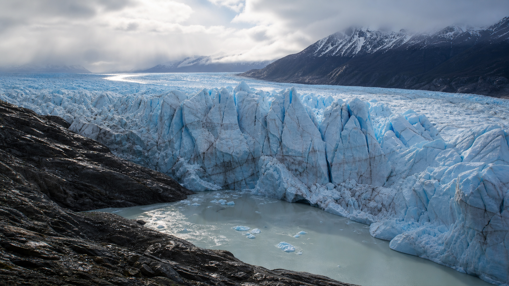 Seracs, grietas azules y laguna de deshielo en un glaciar patagónico