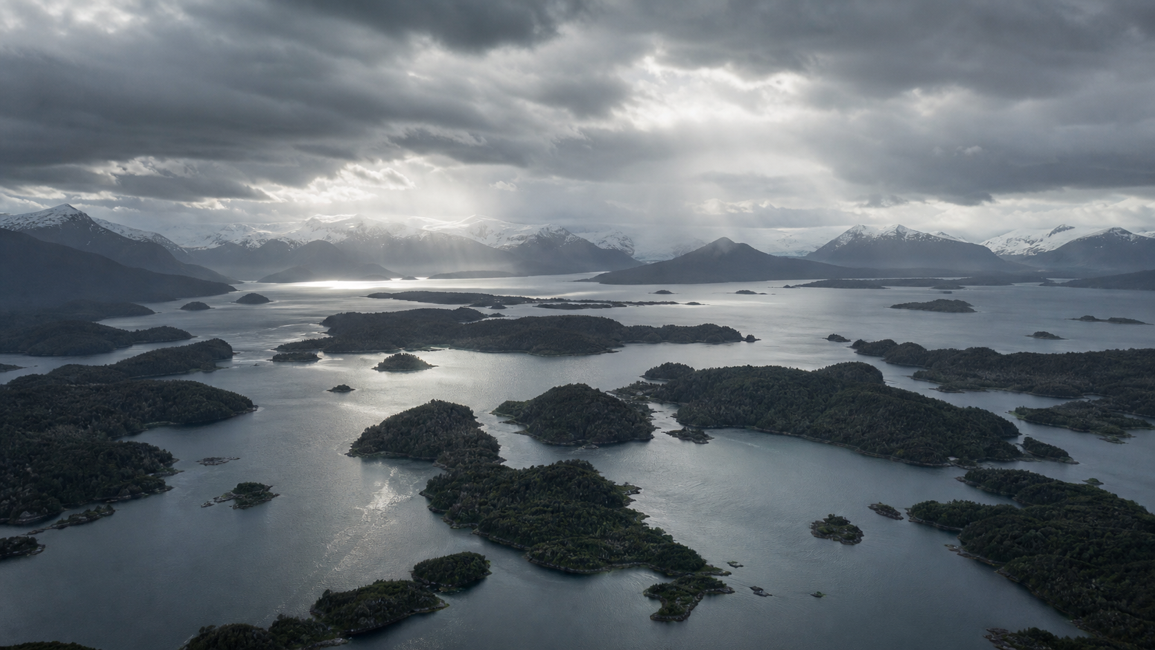 Archipiélagos y canales de Kawésqar Wæs bajo lluvia austral