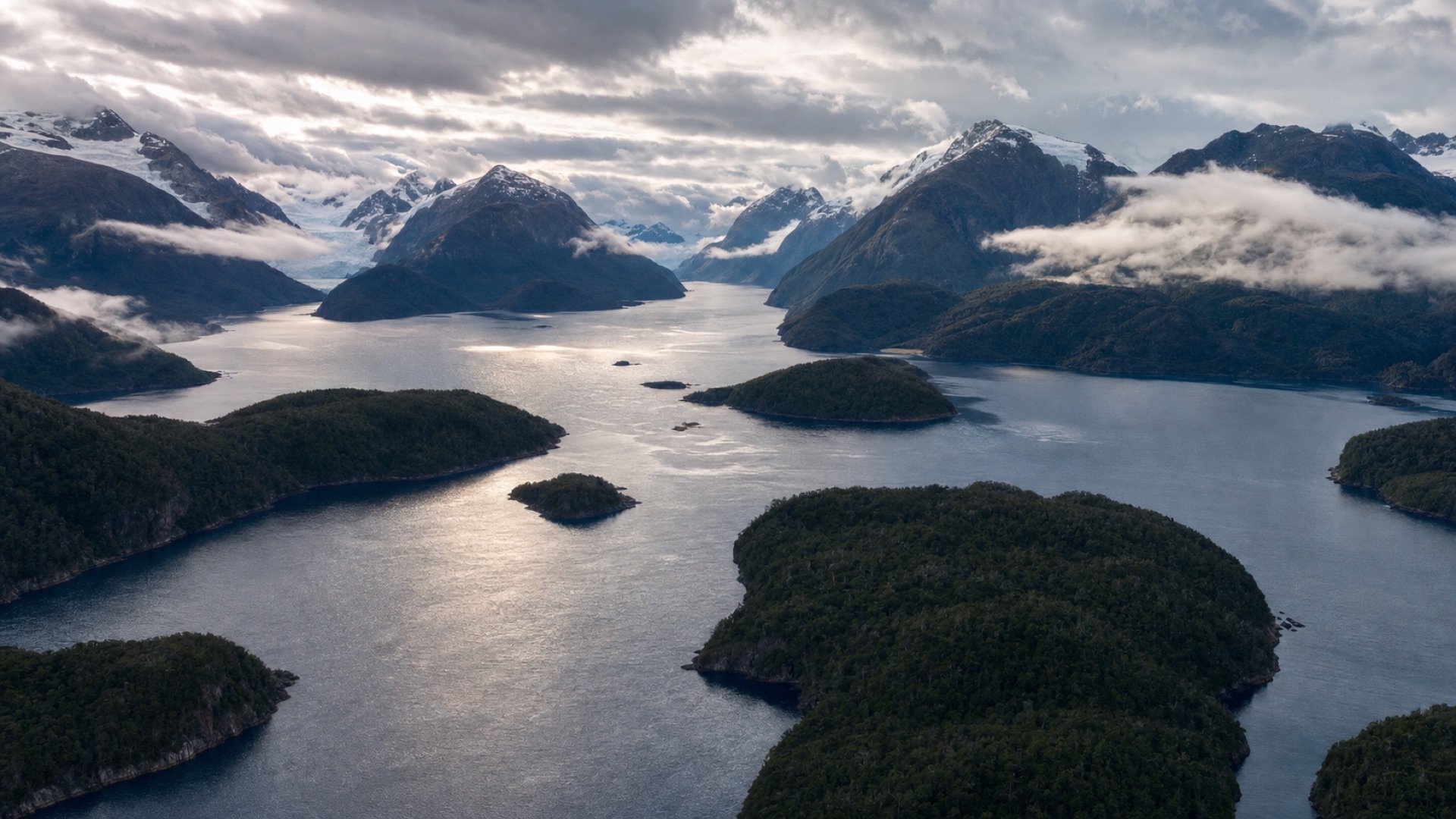 Interpretación editorial aérea de fiordos e islas del Parque Nacional Kawésqar