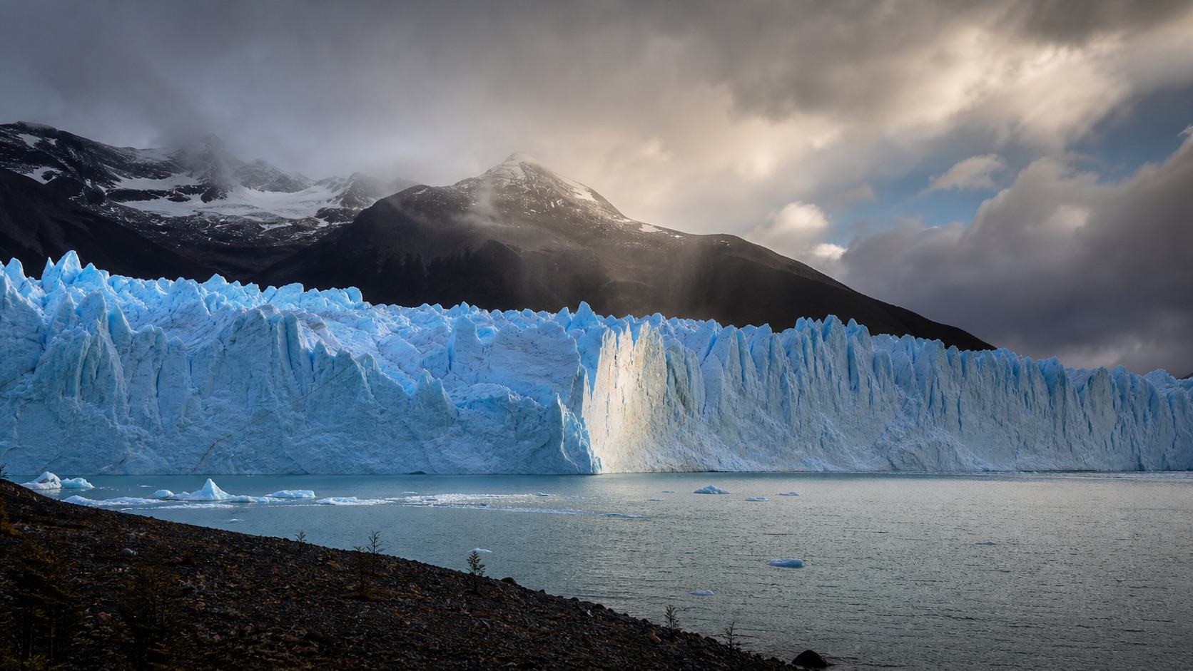 Frente del glaciar Perito Moreno bajo una tormenta que se abre sobre los Andes