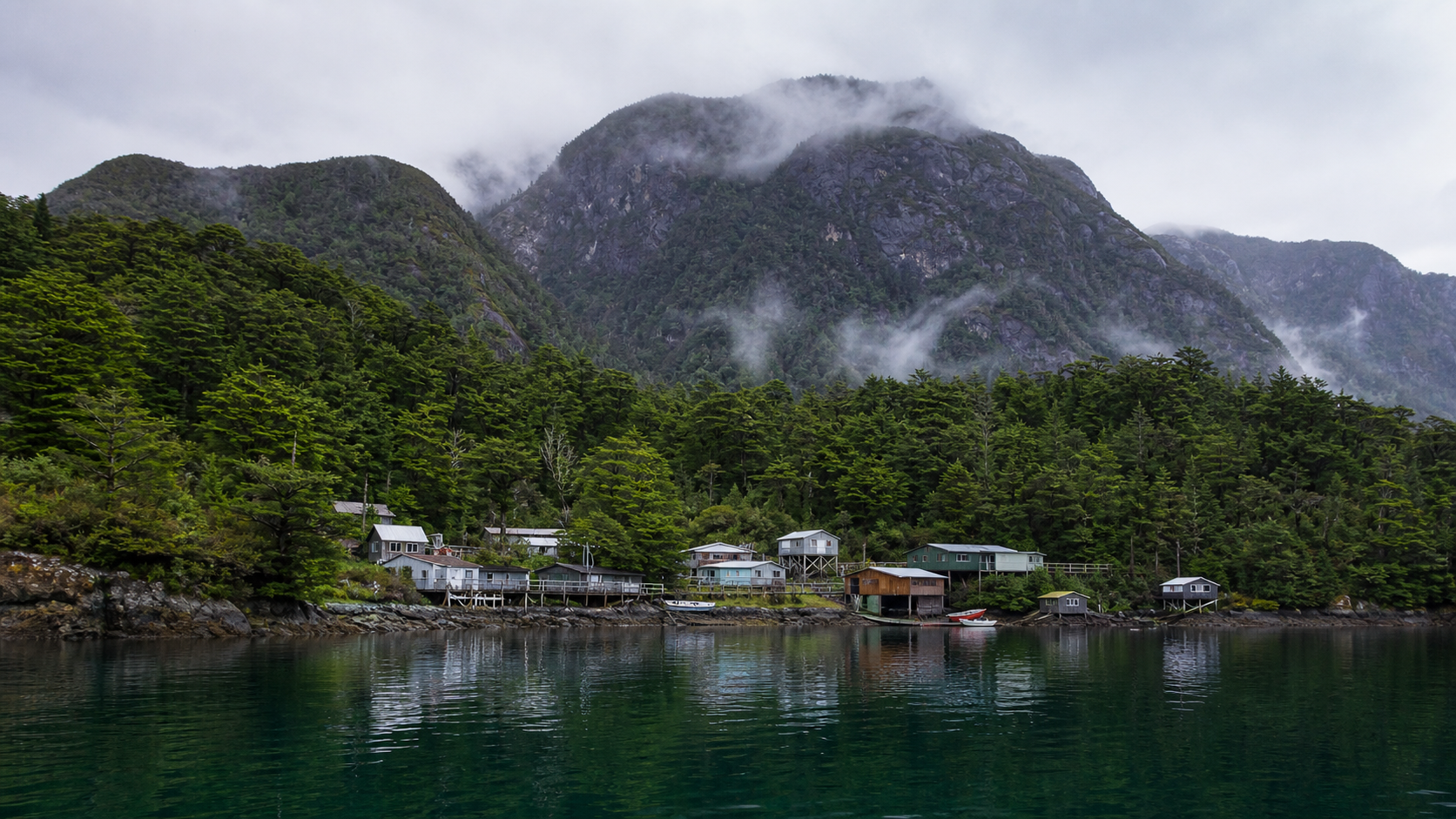 Puerto Edén integrado al bosque y los canales australes