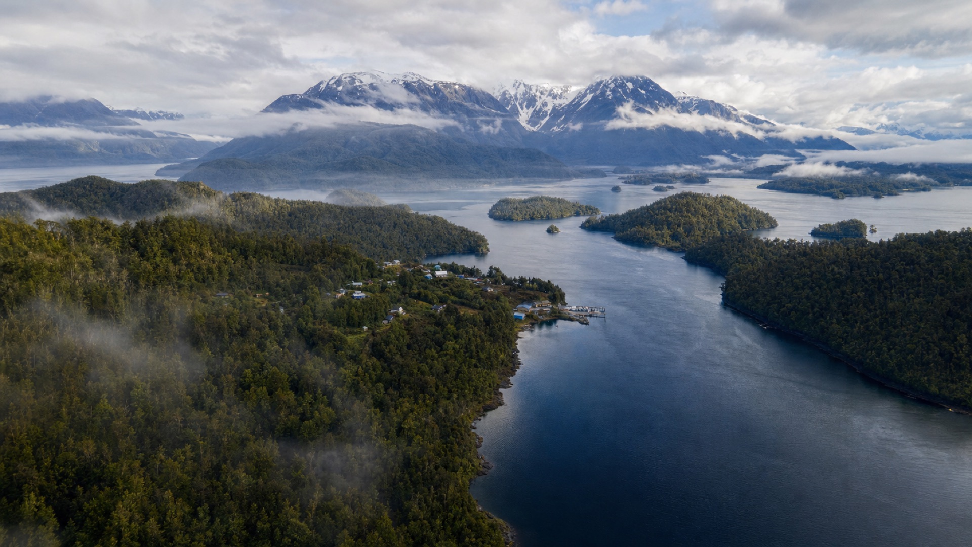 Interpretación editorial aérea de Puerto Edén entre bosques, islas y canales patagónicos