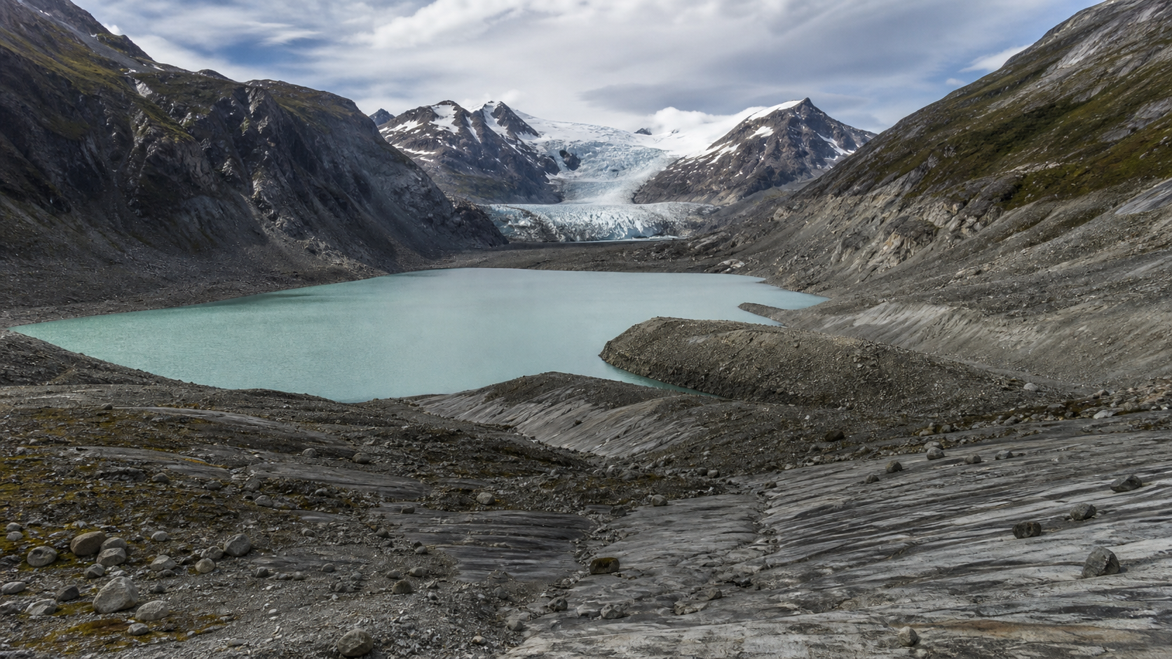 Morrenas, lago proglacial y un glaciar en retroceso