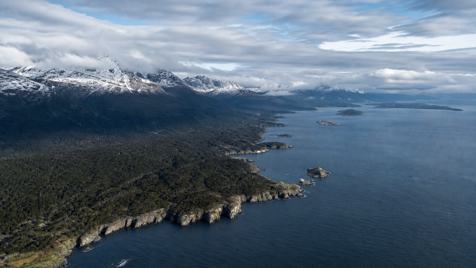 Costa, bosques y montañas nevadas de Tierra del Fuego