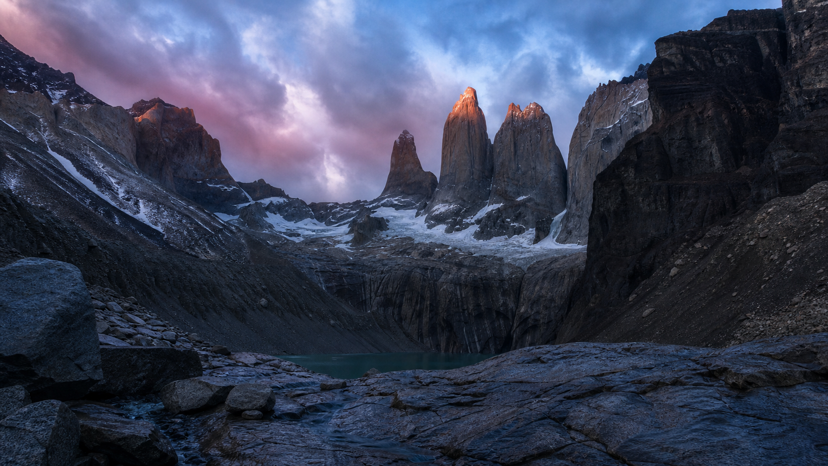 Torres del Paine iluminadas por la primera luz sobre el valle del Ascencio