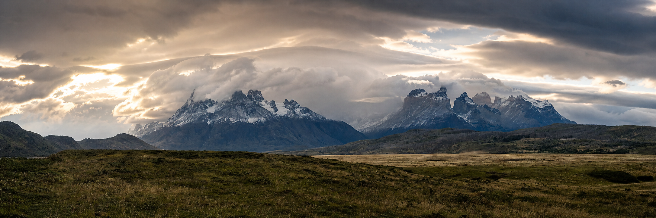 Macizo de Torres del Paine bajo nubes patagónicas