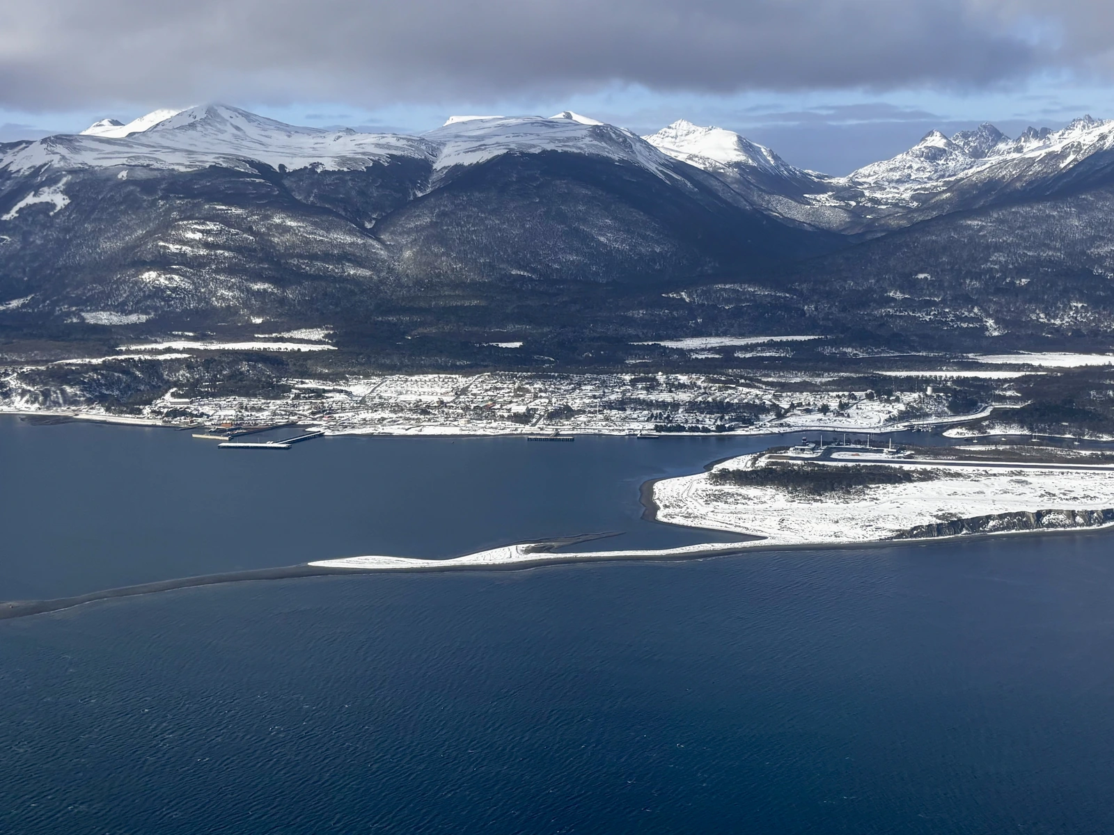 Puerto Williams y la costa de isla Navarino bajo nieve
