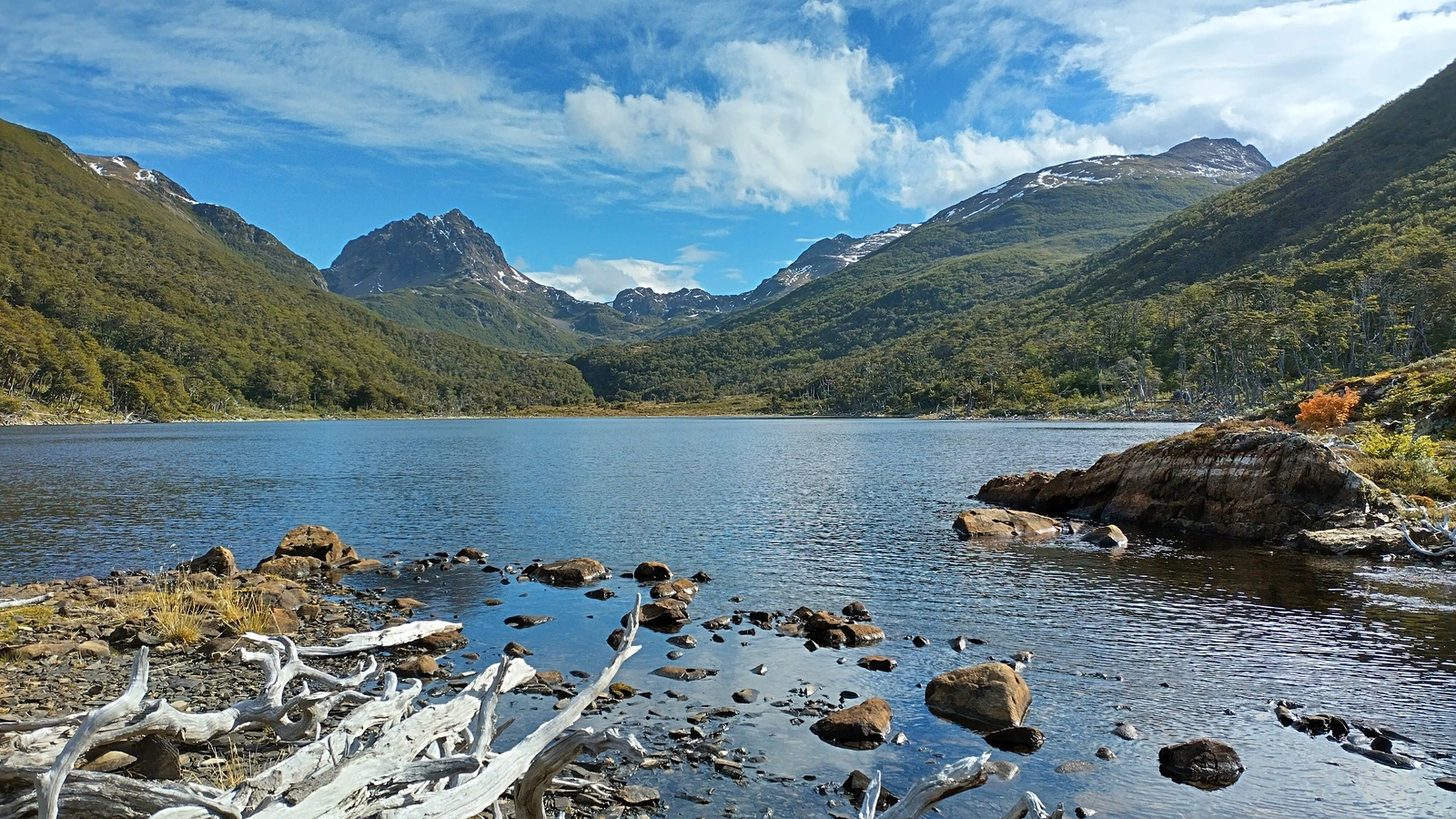 Lago Maku entre bosques y montañas de isla Navarino