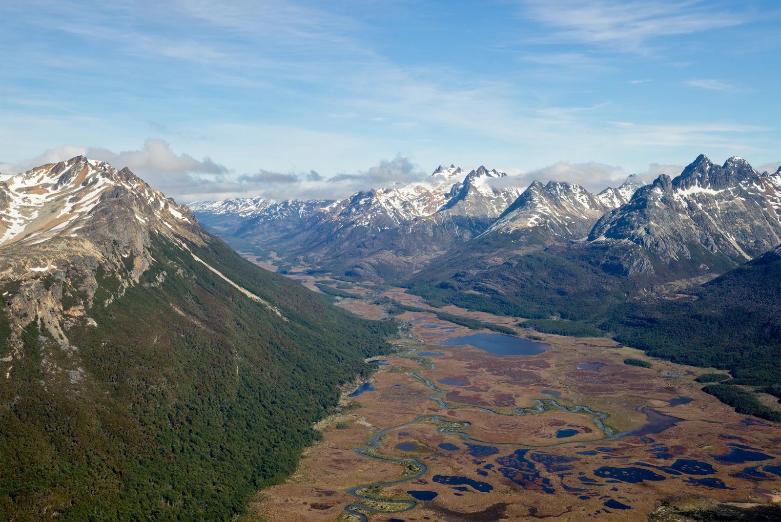 Bosques y humedales del valle Carbajal entre montañas de Tierra del Fuego